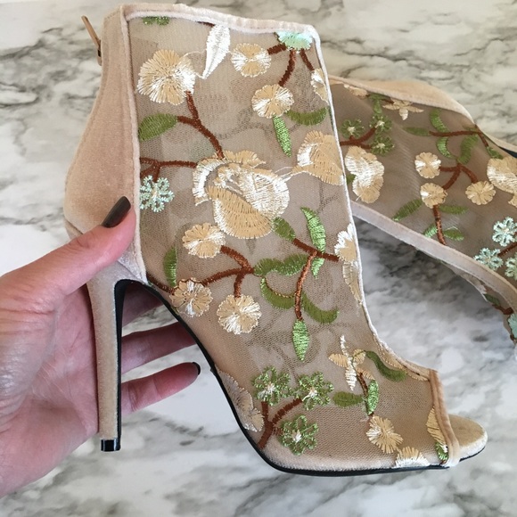 Qupid Shoes - Nude Embroidered Mesh Peep Toe Heels New In Box
